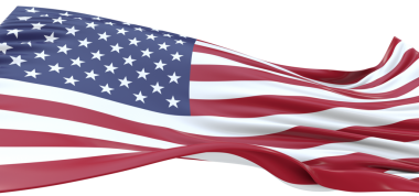 Amerikan Bayrağı Beyaz Arkaplanda Rüzgarda Gururla Dalgalanıyor