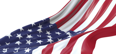 Beyaz üzerinde izole edilmiş yıldız ve çizgilerle dalgalanan Amerikan bayrağı