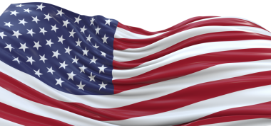 Amerikan Bayrağı Beyaz Arkaplanda Rüzgarda Gururla Dalgalanıyor