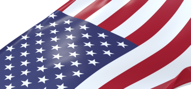 Amerikan Bayrağı Beyaz Arkaplanda Gururla Dalgalanıyor