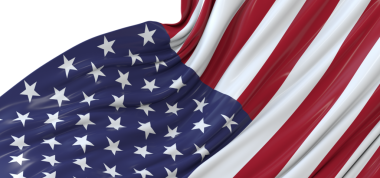 Amerikan Bayrağı Beyaz Arkaplana Karşı Gururla Dalgalanıyor, Özgürlüğün Sembolü