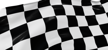 Damalı bayrak gururla sallanıyor, ırk, bitiş ve başarının sembolü.