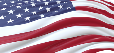 Özgürlük sembolü olarak rüzgarda sallanan Amerikan Bayrağını kapatın.