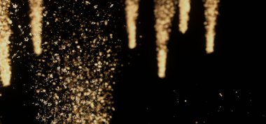 Siyah arkaplana düşen soyut altın parçacıkları