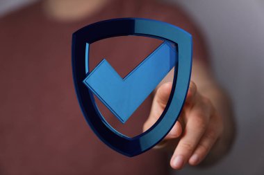 Güvenlik ve korumayı temsil eden işaretli dijital kalkan.