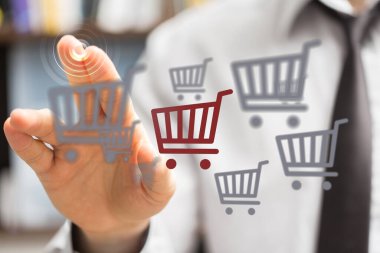 Çevrimiçi alışveriş konsepti. El arabası seçen kişinin parmağı.