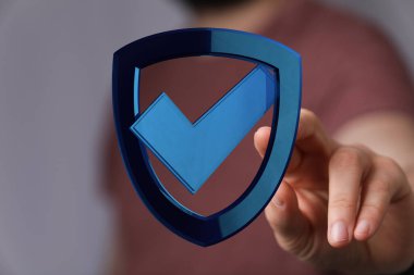 Elinde işaret işareti olan dijital güvenlik kalkanı konsepti