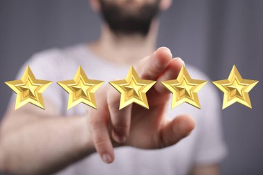 İnsanın eli altın yıldızlara dokunuyor, tatmin olmak için beş yıldız veriyor.