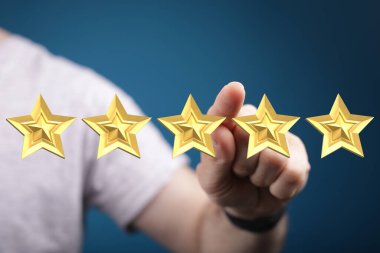 Altın yıldızlara el işareti, mükemmel not, beş yıldızlı değerlendirme