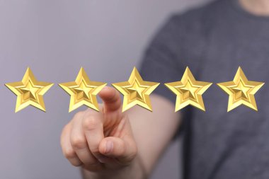 İnsanın eli en iyi performans ve başarı için beş yıldız seçiyor.