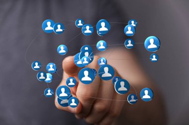 El ele tutuşan küreler ve küresel topluluk ile dijital ağ bağlantısı kavramı