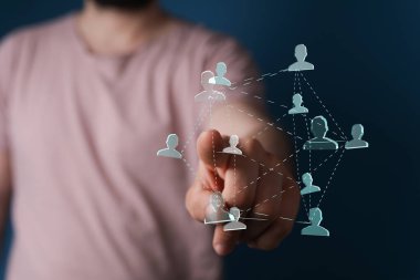 Adamın eli dijital insan ağı bağlantısını gösteriyor.