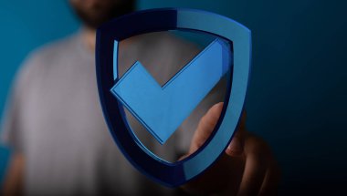 Mavi işaretli kalkan simgesine dokunan adam, güvenlik ve güvenlik