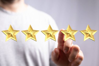 En Yüksek Değerlendirme ve Gözden Geçirme İçin Beş Altın YıIdıza Dokunan Adam