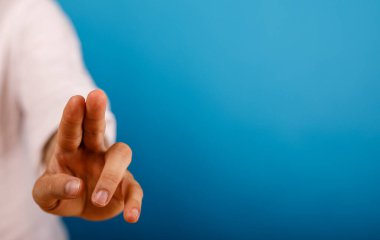 Mavi Arkaplanda Olumsuz Alan ile Parmak İşaretleme