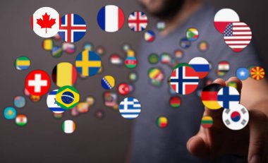 Global Connection: İnsan eli dünya bayraklarına dokundu, uluslararası ilişkiler kavramı