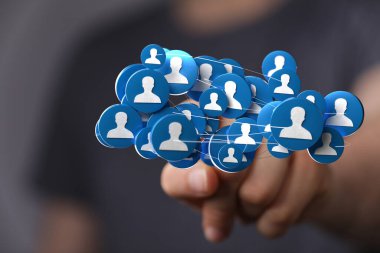 İnsan silueti kavramına sahip bağlı insanlardan oluşan dijital ağ