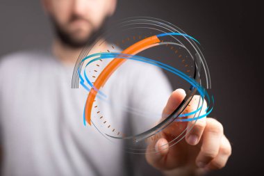 İnsan soyut dijital küreye dokunuyor, yenilikçi teknolojiyi ve geleceği temsil ediyor