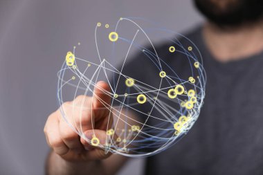 Küresel bağlantıyı ve ağları temsil eden dijital küreye dokunan adam