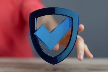 Mavi Kalkan Simgesini Onaylayan Kişi Güvenlik ve Onaylama