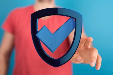 Kişi dijital kalkana işaretle dokunur, korumayı simgeler