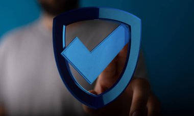 3 boyutlu mavi güvenlik kalkanını işaret eden biri var.