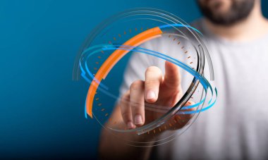 İnsanoğlu gelecekteki dijital küre konsept teknolojisiyle etkileşime geçiyor.