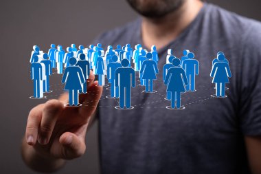 Dijital insan figürlerine dokunan adam, takım çalışması, sosyal bağlantı, ağ