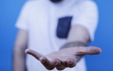 Adam elini uzatıyor, sunuyor, veriyor, Mavi Arkaplanda Gösteriyor