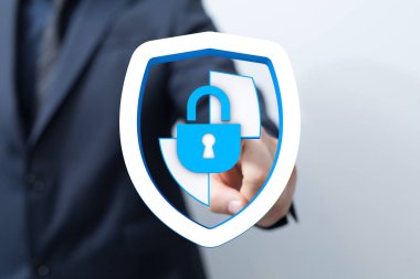 İşadamı, Veri Koruma ve Güvenlik için Asma Kilit Sembolü ile Dijital Kalkanı Gösteriyor
