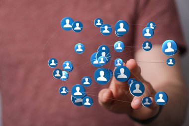 İnsan simgeleriyle el ele tutuşan dijital ağ bağlantısı kavramı