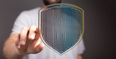 Elle ve kalkanla sunulan dijital veri koruma kavramı