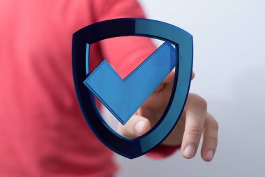 İşaretli Dijital Mavi Kalkan Simgesi Tutan Kişi