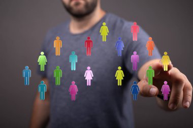 Ağ oluşturan renkli simgelere dokunan adam