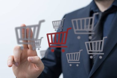 İşadamı çevrimiçi iş için dijital alışveriş arabası simgeleriyle etkileşime geçiyor