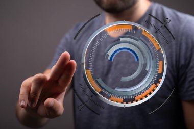 İnsanoğlu yenilikçi teknoloji gösteren gelecekteki dijital arayüzle etkileşim halinde