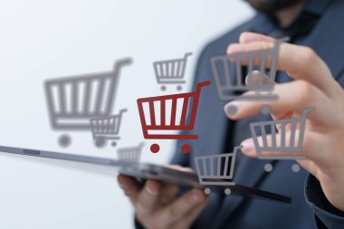 Tablet ekranında alışveriş arabalarıyla çevrimiçi alışveriş kavramı