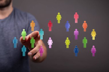 Çeşitli renklerde insan figürleri: Bağlantı ve dijital etkileşim