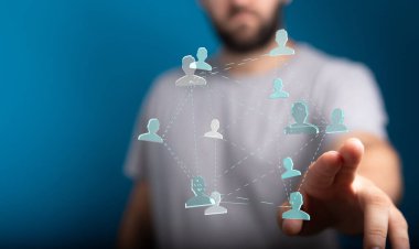 Mavi Arkaplan 'daki İnsanlar Ağı' na Uzanıyor