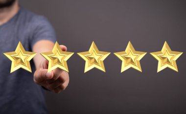 Beş altın yıldızı işaret ederek, başarı veya derecelendirmeyi temsil ediyor