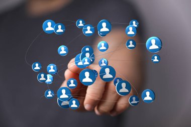 Sosyal bağlantıyı gösteren elele uzanan bağlı dijital ağ kavramı