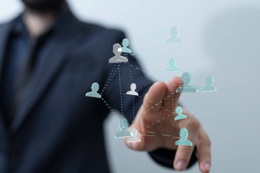 İş adamı dijital sosyal ağ bağlantılarına uzanıyor