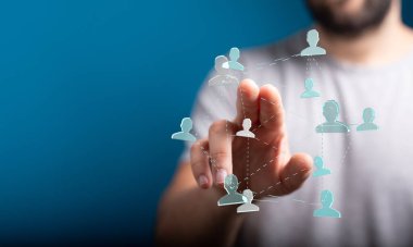 Dijital arayüze elle dokunarak insan ağ bağlantısı kavramı