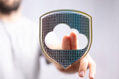 Kalkan Simgesi ve El ile Bulut Verisi Korunuyor