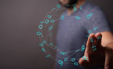 Dijital bağlantı ağına dokunan, küresel verileri temsil eden adam