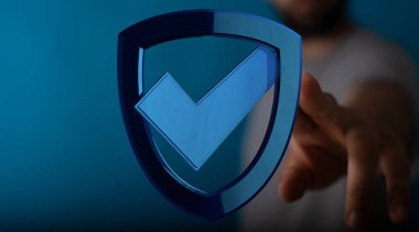 İşaretli kalkan sembolü koruma ve güvenlik kavramını temsil ediyor