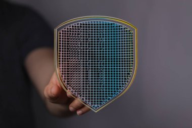 Veri güvenliği ve korunmasını temsil eden dijital kalkan kavramı