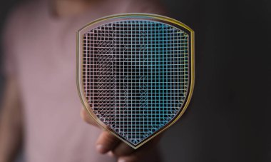 İnsan el konseptinde soyut dijital veri güvenlik kalkanı