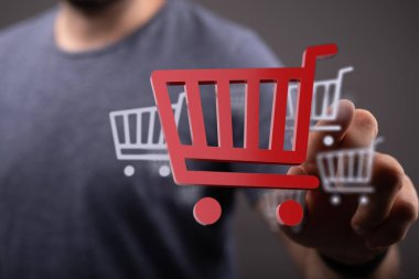 Sanal el arabası simgesine dokunarak online alışveriş kavramı