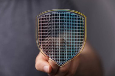 Dijital kalkan konsepti veri koruması ve ağ güvenliğini gösteriyor